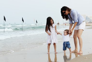 Sahilde iki kızı ile anne