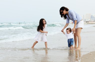 Sahilde iki kızı ile anne