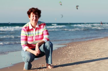 Denizde geçen yaz tatilinde mutlu bir yaşlı kadın.