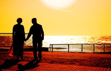 iki gün batımında sahilde