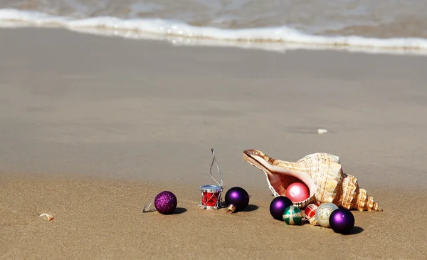 クリスマス ボールとビーチで貝殻 — ストック写真