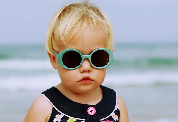 Portrait of cute 1,5 years old baby with fashion vintage sunglas — Stock Photo, Image