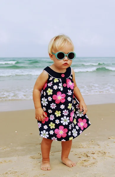 Retrato de bebé lindo de 1,5 años con sunglas vintage de moda — Foto de Stock