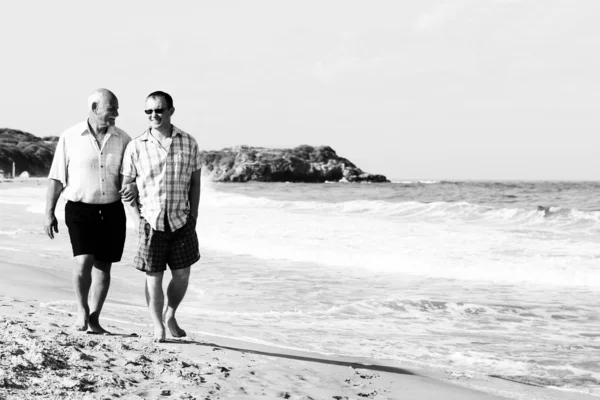 Pai e filho em uma praia — Fotografia de Stock