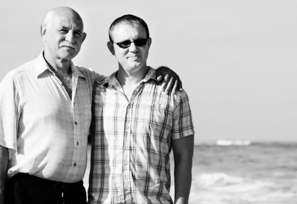 Батько і син на пляжі — стокове фото