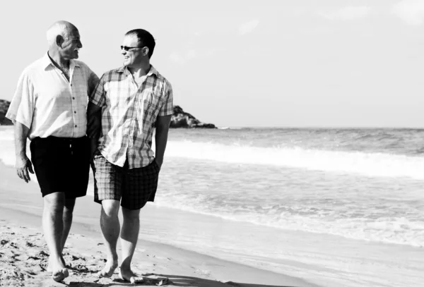 Père et fils sur une plage — Photo