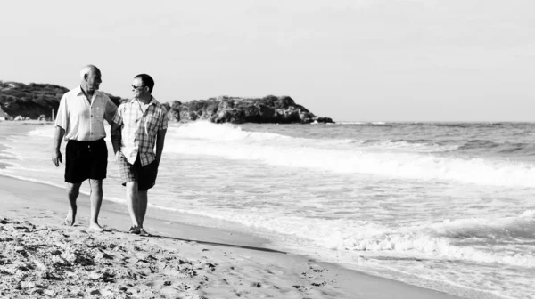 Vader en zoon op een strand — Stockfoto