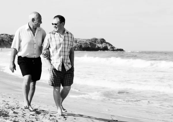 Vader en zoon op een strand — Stockfoto