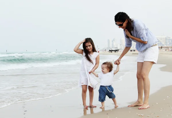 Mãe com duas filhas na praia — Fotografia de Stock