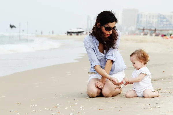 Moeder en dochtertje op het strand — Stockfoto