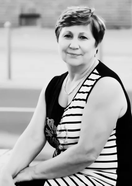 Portrait of a beautiful woman smiling — Stock Photo, Image