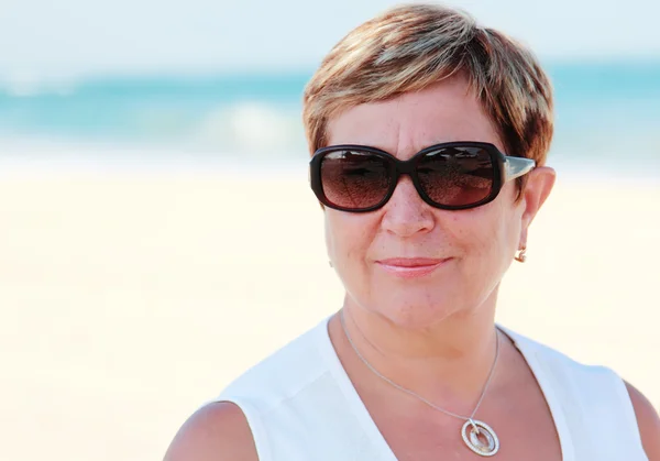 Mujer mayor en vacaciones de verano en el mar — Foto de Stock