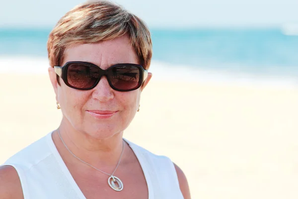 Mujer mayor en vacaciones de verano en el mar — Foto de Stock