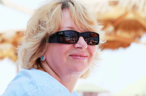 Gelukkig senior vrouw op zomervakantie op zee — Stockfoto
