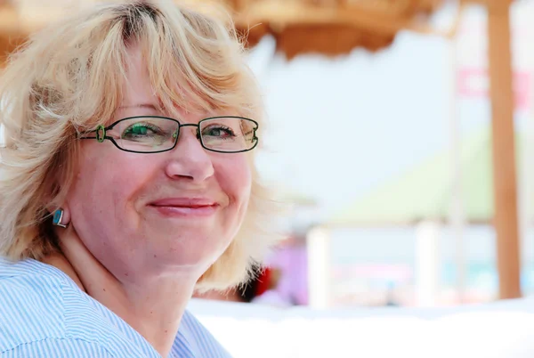 Gelukkig senior vrouw op zomervakantie op zee — Stockfoto