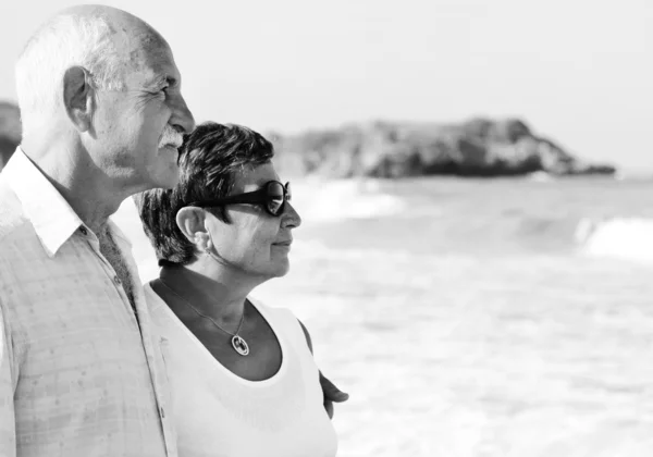 Щаслива старша пара гуляє разом на пляжі — стокове фото