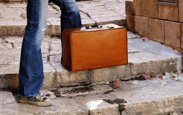 Beautiful girl with vintage suitcase — Stock Photo, Image