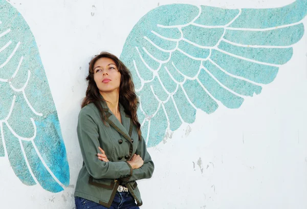 Femme avec des ailes — Photo