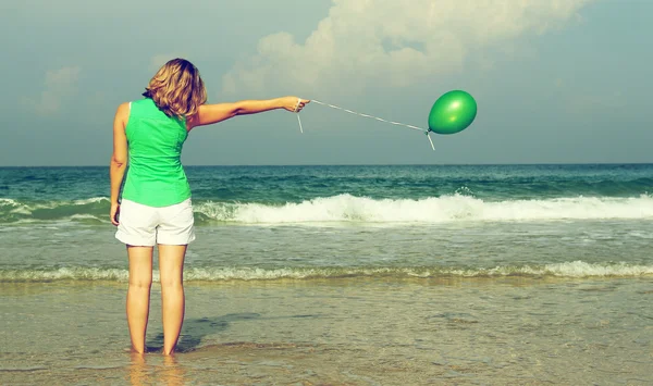 Piękna dziewczyna z zielonego balonika na plaży. stary styl kolor — Zdjęcie stockowe
