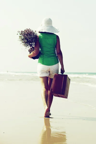 Mujer joven con un árbol y una maleta vintage caminando sobre el ed —  Fotos de Stock