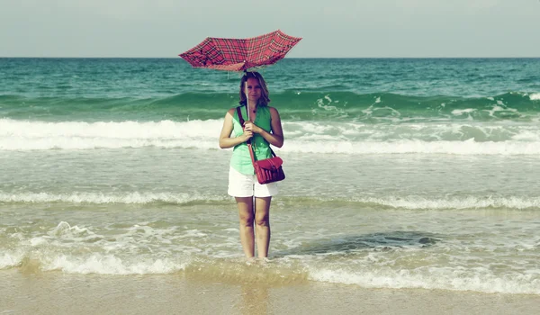 Vrouw met paraplu. Retro kleuren. — Stockfoto