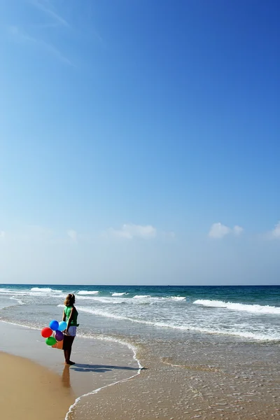 Hermosa chica con los globos llegó a las vacaciones en el mar — Foto de Stock