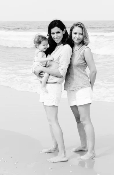 两个美丽的女孩，在沙滩的小宝宝 — 图库照片
