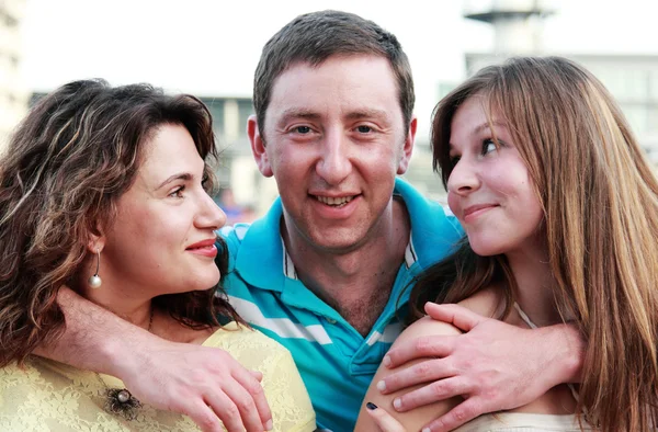 Familia feliz al aire libre — Foto de Stock