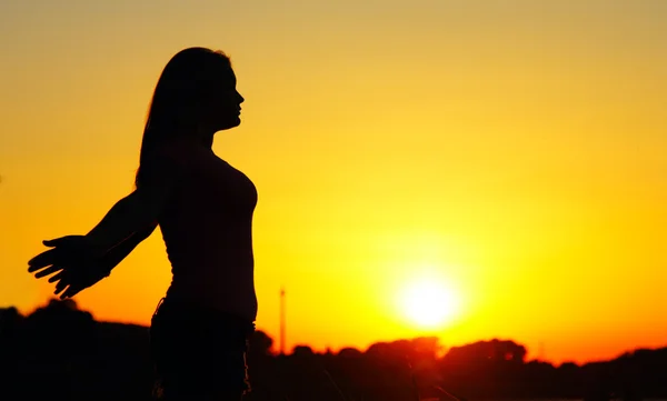 Adolescente al atardecer en el río —  Fotos de Stock