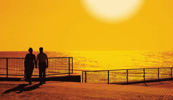 Twee op het strand bij zonsondergang — Stockfoto