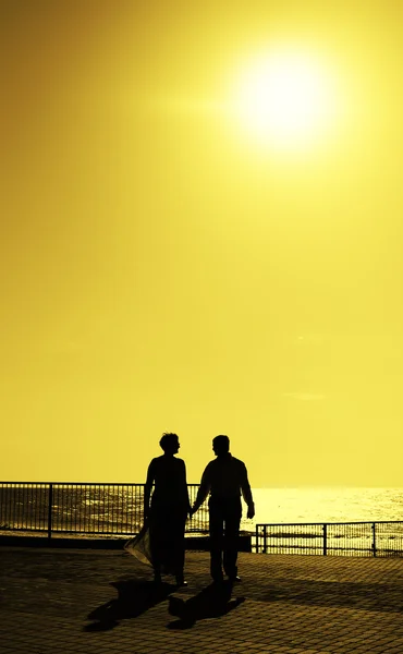 Dva na pláži při západu slunce — Stock fotografie