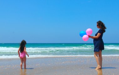 Anne ve kızı sahilde.