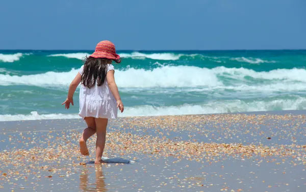 Liten flicka på stranden — Stockfoto