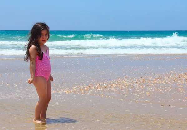 Beautiful girl 5 years old on the beach — Stock Photo, Image