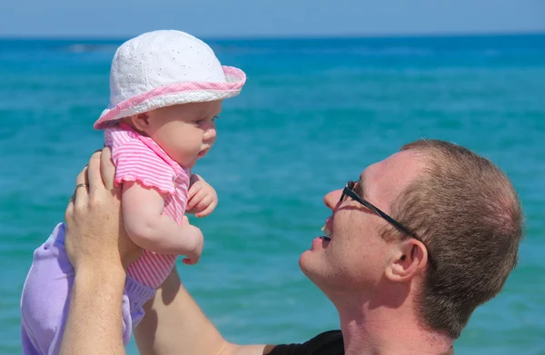 Vader en dochter samen op het strand — Stockfoto