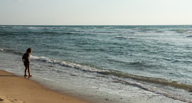 Sahilde küçük bir çocuk