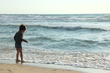 Sahilde küçük bir çocuk