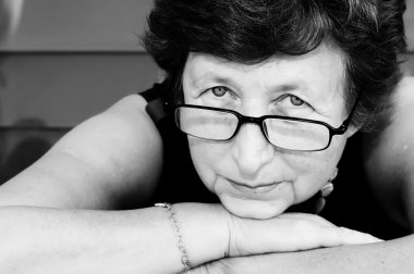 65 yaşında güzel bir kadın açık havada portresi