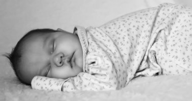 Beyaz bir battaniye var aylık bebek uyur