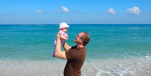 Vader en dochter samen op het strand — Stockfoto