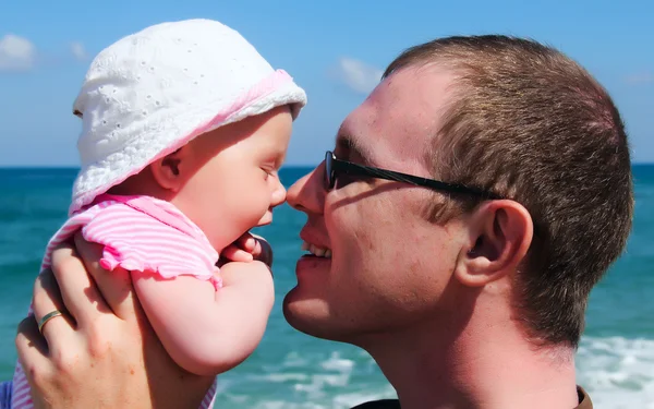 Vader en dochter samen op het strand — Stockfoto