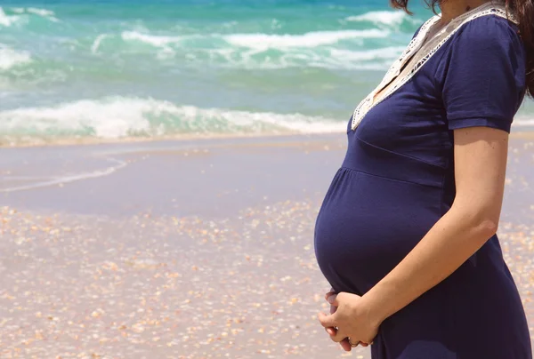 Pregnant young woman against the blue sea — Stock Photo, Image