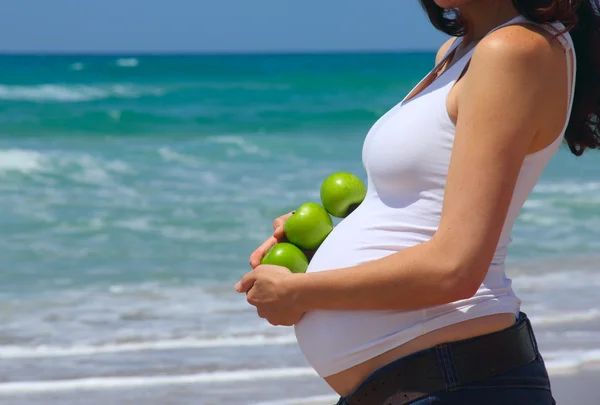 Femme enceinte avec des pommes — Photo