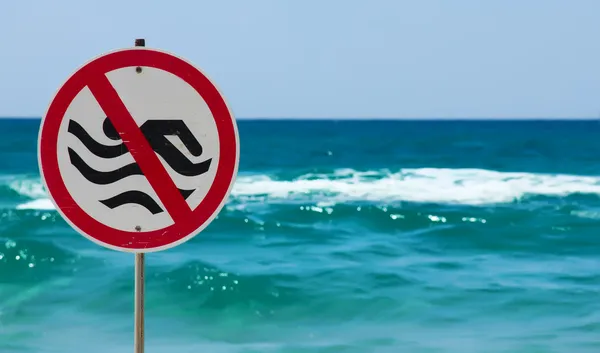 Nenhum sinal de natação em uma praia — Fotografia de Stock