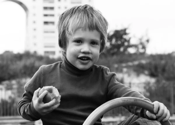 Ragazzo con una mela — Foto Stock