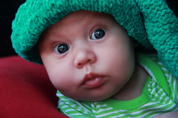 Recém-nascido com um chapéu de malha — Fotografia de Stock