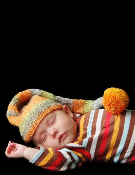 Младенец спит в шляпе на одеяле — стоковое фото