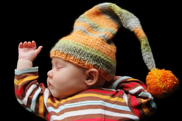 Baby schläft im Hut auf einer Decke — Stockfoto