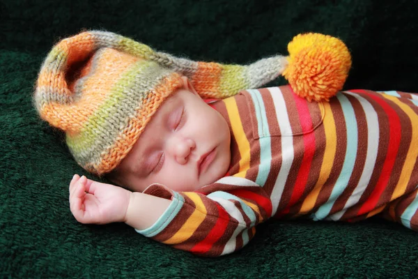 Baby sleeps in a hat on a blanket — Stock Photo, Image