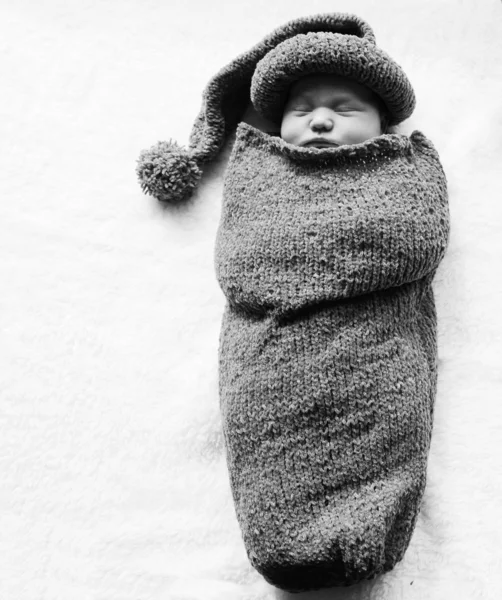 新生儿在针织的茧和帽子 — 图库照片